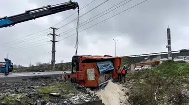 Kar temizlerken kaza yaptı: Eyyüpsultan’da küreme aracı yan yattı!