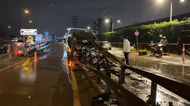 Ters yönden giren sürücü bariyerleri biçti, otomobil hurdaya döndü