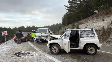 Balıkesir'de buzlanan yolda feci kaza: Arazi aracı ile kamyonet çarpıştı!