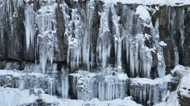 Soğuk rekor kırdı, dağlar buz kesti! Beytüşşebap’tan kartpostallık kareler
