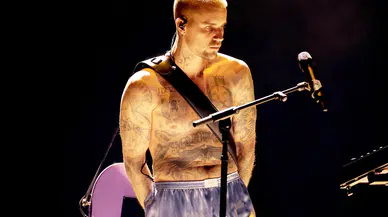 Minimal performans, maksimal tepki... Hailey Bieber’ın gurur dolu bakışları ve Justin Bieber’in cesur Grammy tercihi!