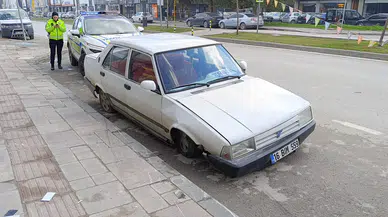 Ehliyetsiz sürücü kaldırıma çarpıp kaçtı ama polis yakaladı