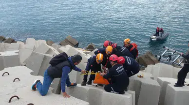 Balık avı felakete döndü! Mendirekte kaydı, beton arasına sıkıştı