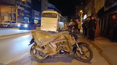 İki motosiklet çarpıştı, hamile yolcu yola savruldu! Feci kaza kamerada