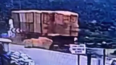 Tırdan düşen balyalar hayatı sildi! O anın görüntüleri ortaya çıktı