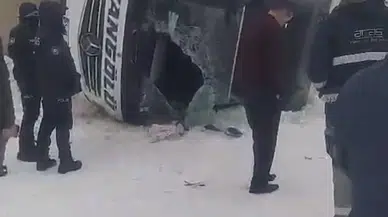 Ağrı'da yoğun buzlanma facia getirdi! Yolcu otobüsü devrildi, bölgede can pazarı