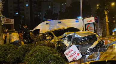 Adana trafiğinde feci anlar! Minibüs ile otomobil çarpıştı, otomobil hurdaya döndü