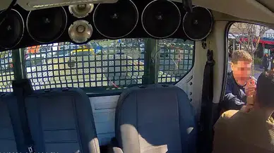 İzmir’de polis skandalı gözler önüne serildi! Sürücüye darp anları kamerada...