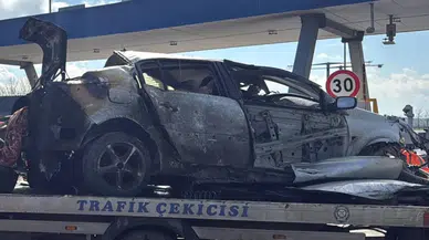 Sakarya’da feci anlar! Otomobil bariyere çarptı, alev topuna döndü!