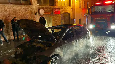 Mardin’de seyir halinde alevli panik... Otomobilden geriye küller kaldı!