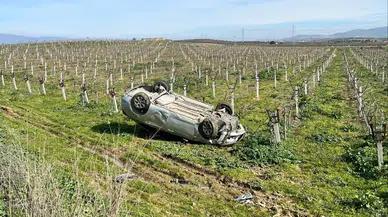 Gaz fren derken kontrolden çıkan otomobil üzüm bağına uçtu!