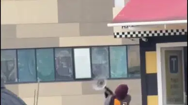 Taksi bulamayınca çılgına döndü! Durağı harabeye çevirdi