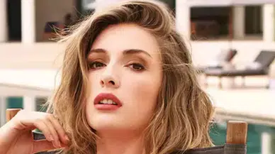 Çiçeği burnunda gelin sahnede... Yasemin Kay Allen kırmızıyla mest etti!