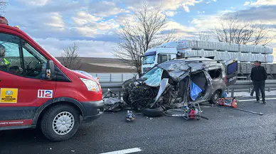Konya’da feci kaza! Refüje çarpan hafif ticari araç tırla çarpıştı