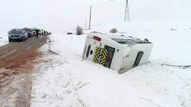 Sivas’ta korkunç kaza! öğrenci servisi kar ve buzla kayarak şarampole uçtu