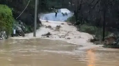 Alanya’da sel tehlikesi! Araçlar çamura saplandı