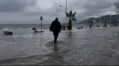 Gemlik’te deniz taştı, sahil yolu sular altında kaldı!