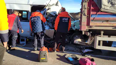 Okul yolunda can pazarı! Öğrencileri taşıyan araç tıra çarptı