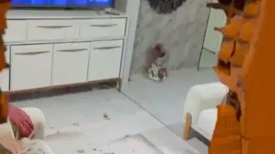 Geri manevra faciaya dönüştü! Kamyonet duvarı yıktı, evde korku dolu anlar