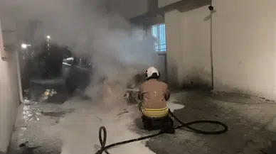 Küçük mahallede büyük yangın! Park halindeki otomobil kül oldu