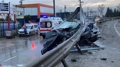 Kocaeli'de yağışlı yol faciaya sebep oldu! Otomobil bariyerleri yıktı