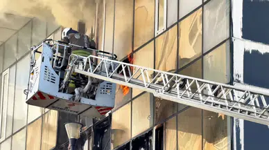 Bağcılar’da AVM’de korkutan yangın! Gece kulübü alev alev yandı