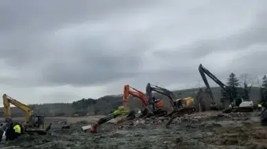 Sakarya’da arazi aracı bataklığa saplandı! İş makineleri de peşinden battı