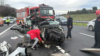 Düzce TEM otoyolunda feci çarpışma! Otomobil tıra ok gibi saplandı