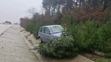 Çanakkale'de feci kaza! Ağaca çarpan araç hurdaya döndü