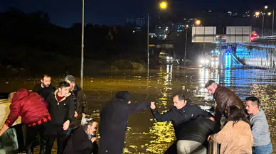 Aydın'da felaket anı! Sele kapılan minibüste can pazarı