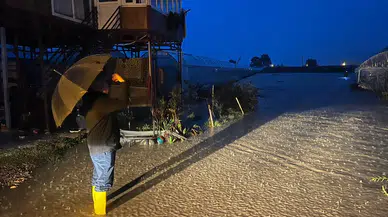 Antalya'da sağanak, yolları gölet gibi yaptı! Seralar ve evler zarar gördü