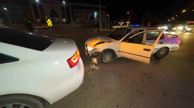 Karaman’da kavşak yine şaşırtmadı... Audi-Toyota düellosu hastanede bitti!