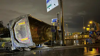 İstanbul'da kaygan yolda feci kaza! Hafriyat kamyonu devrildi
