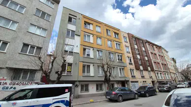 4 katlı apartmanda korkutan olay! Genç kız ağaca çarpıp kaldırıma düştü