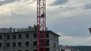 Adıyaman'da inşaatta gergin dakikalar: Maaşını alamayan işçi kule vincin tepesine çıktı!