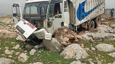 Diyarbakır’da freni boşalan kamyon dehşet saçtı! Yol kenarındaki taşlar hedefi oldu
