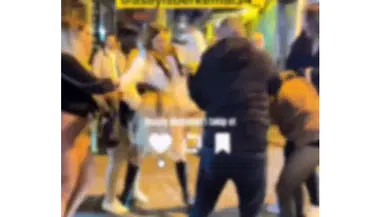 Kopan saçlar sokaklara saçıldı: Taksim’de meydan muharebesini bekçiler bitirdi!