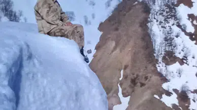 Oturduğu buz eceli oldu! Metrelerce yükseklikten aşağı düştü