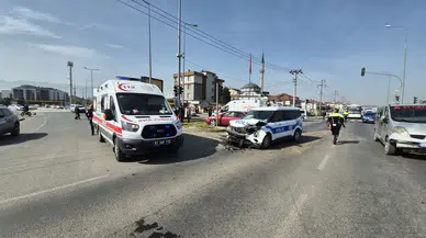 Düzce'de sabah saatlerinde can pazarı! Polis aracıyla otomobil çarpıştı