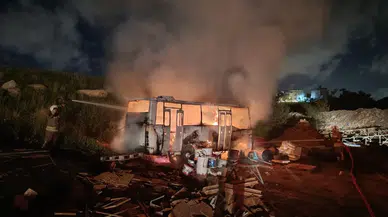 Hatay'da korkutan şantiye yangını! Alevlerin sardığı konteyner ve minibüs küle döndü