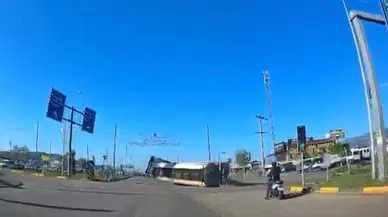 Gaziantep'te dehşet anları! Akaryakıt yüklü tır kavşakta devrildi