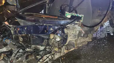 Korkunç kazada otomobil parçalandı! Sürücü arka koltuğa fırladı