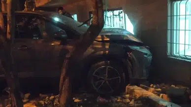 Kayseri'de faciadan dönüldü! Araç evin içine girdi