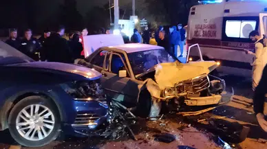 Sapanca’da can pazarı! İki otomobil kafa kafaya çarpıştı