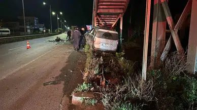 Görenlerin kanı dondu: Üst geçidin çelik ayağına çarpan meclis üyesi kurtarılamadı!