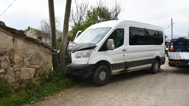 Samsun'da korkunç kaza! Öğrenci servisi elektrik direğine çarptı