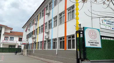 İlkokulda korkutan anlar! Tavan sıvası öğrencilerin başına düştü