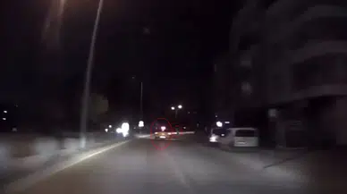 Ticari taksi çarptı, genç kız metrelerce savruldu... Korkunç kaza kamerada!