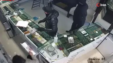 Kuyumcu esnafı soygunculara pabuç bırakmadı! Kaçacak delik aradılar