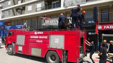 Kepez'de ölümle yaşam arasında bir tente: İtfaiye ve AFAD seferber oldu
